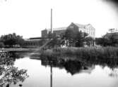 Borås Band & Hängslefabrik vid Armbåga, Ålgården. Bilden tagen från SV. I bakgrunden syns Klädningstygsfabriken.