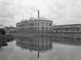 Kilsunds kontor och lagerbyggnad.

Traditionellt dominerades textilindustrin i Borås av bomullsväverierna, men på 1890-talet växte det också fram flera ylleväverier staden. Kilsund var ett sådant.

Kilsund grundades 1895 av Hugo Davidson. En fabrik anlades utanför stadskärnan på det gamla landeriet Kilsunds mark. Den imponerande kontors- och lagerbyggnaden, som speglar sig i Viskans vatten, uppfördes 1904.

Tyskland var vid denna tid ett industriellt föregångsland och det tyska inflytandet var stort också i Borås. Kilsund hade en tysk disponent och teknisk direktör vid namn Herman Roscher och flera tyska färgmästare. På Roschers tid sköttes Kilsunds bokföring och korrespondens på tyska.

Byggnaden står kvar än idag (2008) med adress Kilsundsgatan.