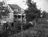 Paret Hedeaus på trappan till villan i Parkstaden.