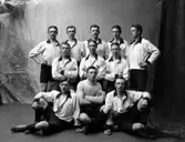 Fotbollsspelare. Tidigt Elfsborgslag.
En av IF Elfsborgs grundare och därefter legendarisk tränare och ordförande, Carl Larson, sitter till höger i första raden.
Personen i övre raden till vänster är Carl Larsons broder Ernst Larson 1884-1965.