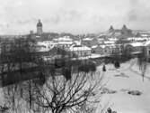 Stadsparken. Vy över centrum med Carolikyrkan och Rådhuset.