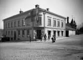 Molanders konditori. Hörnet Sven Eriksssonsgatan-Stora Brogatan. Huset med torn är Borås stads badhus. Revs på 1960/70-talet. Hade då varit bl.a. hittegodsavdelening.