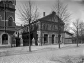 Robert Rydins lagerlokal vid Kungsgatan.
Var en tid kårhuslokal. Huset drabbades av eldsvåda. Adress Kungsgatan 58.