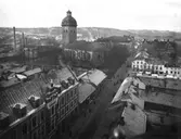 Vy från norra rådhustornet norrut med Österlånggatan och Carolikyrkan.