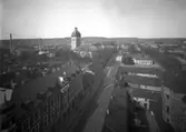 Vy från norra rådhustornet norrut med Österlånggatan och Carolikyrkan.