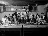Tekniska skolan, modelleringen. Tveksamt om det fanns kvinnliga elever på Teknis 1906. Fotot troligtvis från en kvällskurs med läraren Hedaes (som väl var bildlärare på läroverket). Yrkesskolan bedrev undervisning i modellering.