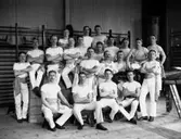 Tekniska skolan, idrottsgrupp i gymnastiksalen. Föreningen Idrott bildades av elever vid Teknis den 25 april 1892.