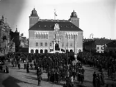 Rådhusinvigning, folkmassa på torget.