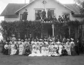 Soarésällskapet på utflykt till Långesten. Strax intill Öresjös södra strand vid Långesten byggde Sofie Lundin detta hus för sin serveringsrörelse. Sofie och hennes dotter Lovisa hade startat servering i blygsam skala i en liten stuga intill denna nybyggnad. När Borås-Herrljunga Järnväg på 1890-talet ordnade en hållplats i närheten blev stället ett omtyckt utflyktsmål. Fotot visar ett uppklätt sällskap som tagit sig till Långesten en försommardag 1901. Kanske skulle man planera följande säsongs soaréer.