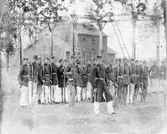 Skarpskyttekåren i Alingsås. Sjätte personen från vänster är August Bruno.