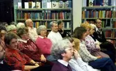 Kulturarrangemang i Kållereds bibliotek, 1990-tal. Andra rad från vänster: Karin Gustafsson, Gördis Johansson samt Eivor Bjerrhede. Första rad: bland annat Gunvor Olsson, Hulda Olsson samt Bengt Olof Olsson. Övriga är okända.