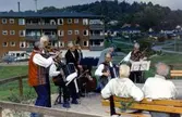 Brf Livered höll i en invigning av brostenen, nu intill näridrottsplatsen, Vommedal 1990-tal. Kållereds spelmanslag underhöll. Från vänster: 1. Ivar Andersson, 2. Vaster Vahlberg, 3. Okänd, 4. Ingemar Ottosson (med dragspel) och 5. Sverre Jönsson. Personen i bakgrunden liksom herrarna på bänken är okända.