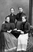 Stående från vänster: Karin Möller, Sigrid Hill (född von Sydow), 
Sittande från vänster: Agnes Sandberg, Maggie Lindquist (född Hill)