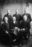 Någon gång på våren 1889 träffades dessa herrar i Alingsås och lät sig fotograferas.

Stående från vänster:
Artur Eneström, Lorentz Lindquist, Hjalmar Sjöstedt
Sittande från vänster: Alb. Michelsen, Erik Lenander, Knut Hultman