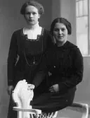 Två kvinnor. Till vänster: Agnes Andersson från Ekåsaryd.