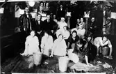 Bilden visarkvinnor och män, varav några av kvinnorna skurar ett golv. Betelkapellet Nygatan/Plangatan. 
