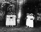 Sex kvinnor och ett barn står i ett skogsbryn.

Från vänster: Beda Börjesson, Anna Klinge (f. Norgren), okänd, okänd, Gerda Nilsson (f. Norgren), Jenny Norgren, Agnes Andersson (f. Norgren).
