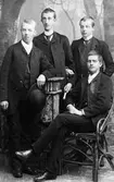 En bild på några ungdomar från Alingsås fotograferade hos Carl Sandels i Göteborg.
Från vänster: Ragnar Bruhn, Erik Hygrell, Edgar Norinder, Gunnar Lenander.