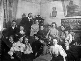 En gruppbild från Alfred Hedéns hem.

Från vänster: C. Fredholm, Greta Risholm, Lennart Norinder, Anna Eriksson, Thyra Norinder, Gärda Michelsen, Helge Larsson, Ruth Nilsson, Anders Hedén, Britten Bergman, Maja Ericsson, Thora Engberg, Nella Hedén, Bengt Larsson, Helfrid Hasselskog, Sigge Fredholm.