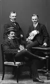 Tre män i en gruppbild. 
Från vänster: Gustaf Bruno, (sittande), Lundström, Hjort.