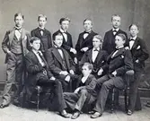 Gruppbild.
Från vänster: Axel Johansson, Harry Hill, Eric Lenander, Knut Hultman, Dahlberg, Lorenz Lindquist.
Från vänster, sittande: Carl Erik Himmelman, Axel Hultman, Albert Michelsen, Sandberg, Ludvig Söderström (sittande på golvet).