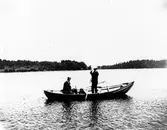 Två män i en båt på sjön.