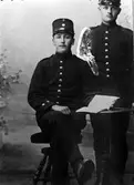 Ateljéfoto av två män i uniformer.
