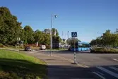 Trafik vid cirkulationsplats som binder samman Industrivägen, Elementvägen och Almåsgången i Lindome centrum den 4 oktober 2016. Vy mot nordost.