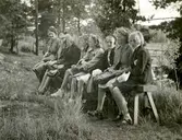 Dalsland/Värmland år 1937. Elever och lärare från Kållered är på skolresa. Längst bort från vänster sitter Ingrid Andersson (1918 - 2001, gift Skansing) som var medhjälpare på resan. Skolresan gick genom Dalsland/Värmland till den norska gränsen och anordnades av Daga och Gunnar Alander (folkskollärare i Kålleredsskolan). 
Relaterade motiv: A3101, A3103 - A3108.