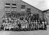Anställda på Alingsås bomullsväveri samlde utanför fabriken vid Gerdsken. På fjärde raden nerifrån står Nils Zehlin som nummer fyra från höger och hans mor Hulda Zehlin som nummer sju.