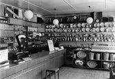 Interirörsbild på insidan av en Konsumbutik, eventuellt i Sollebrunn. Butiken där öppnades 1939.