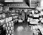 Konsumbutiken i Sörhaga, Viktoriagatan.En man och en kvinna handlar och bakom dom ligger charkuteriavdelningen. Butiken öppnades 1939.