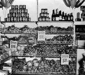 Butiksinteriör på Konsum Viktoriagatan. Hyllor med konserver, frukter och grönsaker.