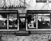 Gatuvy framför Konsum Viktoriagatan.