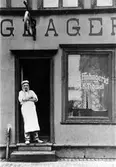 Nya finbageriet, M.K. Thorell, Kungsgatan 35, Kvarter Hjorten 3. I porten står bagaren Johan Edholm.