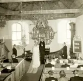 Vigsel i Kållereds kyrka år 1942. Brudparet Ingrid Andersson (1918 - 2001) från Livered Majas