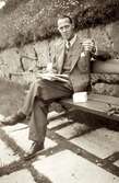 Sven Skansing (1906 - 1999) är på utflykt till Göteborg och sitter på en bänk, början av 1940-talet.