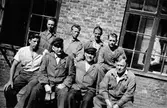 Personalgrupp på Alingsås bomullsväveri, gamla fabriken. 
Stående från vänster: Helge Beckman, Sven Svensson, Helge Andersson 