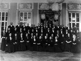 Alingsås bomullsväveris 50-års jubileum 1912. 
Gruppbild på medaljörer i samband med festligheter på hotellet.
