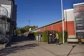 Almåsgången, sträckning västerut, i Lindome centrum den 4 oktober 2016. Till vänster ses huset Almåsgången 1 samt till höger nr 2, som inrymmer ICA Supermarket.