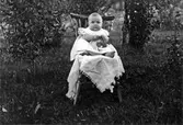 Evert Andersson från Östtorp fotograferad på en stol i en trädgård.
