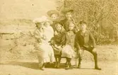 En grupp barn i Sunne, Värmland. Ögonen ritade av givaren.
Nedre raden, från vänster: Dagmar och Bror Bergström, Elsa Barkstedt, Edit Forsell, Axel Bergström.
Översta raden: Aina Persson och Karin Larsson.