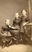Porträtt av Ellen, Esther och Hulda Schmiterlöw. Döttrar till Carl August Ferdinand Schmiterlöw (1824-1877), förvaltare på Östad.