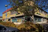 Närhälsan Lindome vårdcentral och Apoteket i huset Almåsgången 7 i Lindome centrum den 4 oktober 2016. Byggnadens hörn vetter mot sydost.