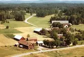 Flygfoto över fastigheter i Komstad. Närmast i bild fastighet Södergård 1 i Sävsjö kommun.