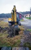 Stefan Johansson från Labacka grävmaskin, kör grävmaskin och anlägger kommunalt vatten till Långåker Hembygdsgård i november 2009.