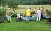 Hembygdsdag och loppmarknad utanför Hembygdsgården Långåker 1:3, 1990-tal. Till vänster: Ulla Andersson. Göthe Andersson ses i gul jacka (vänd från kameran).