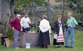 Hembygdsdag på Hembygdsgården Långåker 1:3, 1980- till 1990-tal. Medlemmar har ställt upp sina bord. Från vänster: 1. Knut Sund, 2. honungsförsäljare Jörgen Johansson, 3. Lily Edvardsson (rygg åt kameran), 4. Gördis Johansson samt 5. Håkan Magnusson.