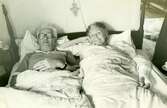 God morgon! Björn (1913 - 1992) och Mary Ekman (1920 - 1988) ligger nyvakna i sin säng, Vommedal Östergård 