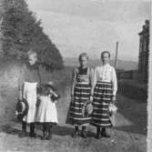 Tre unga kvinnor och ett barn, som står ute i Stickelöv, en liten tvärgata till Barnarpsgatan i Jönköping.